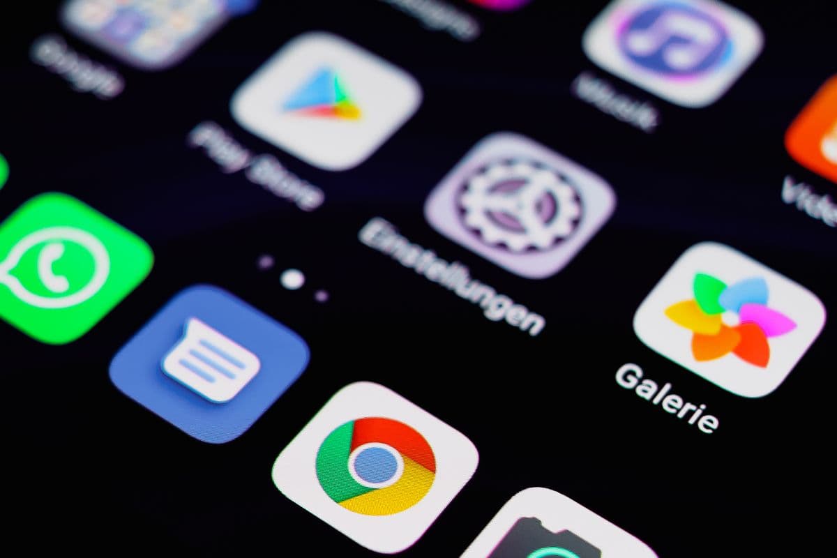 Layar smartphone menampilkan berbagai ikon aplikasi digital penunjang ibadah