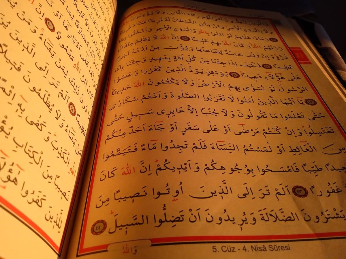 Teks suci Al-Qur'an bercahaya lembut saat ibadah di waktu malam