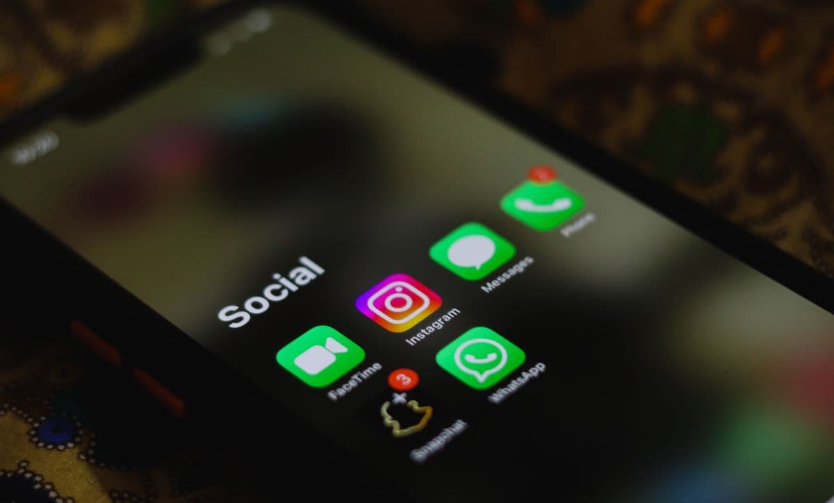 Layar ponsel cerdas yang menampilkan berbagai ikon aplikasi media sosial dan perpesanan.