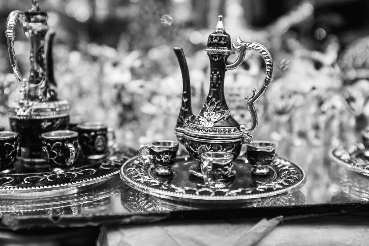 Set teko dan cangkir teh tradisional untuk tips penukaran uang riyal