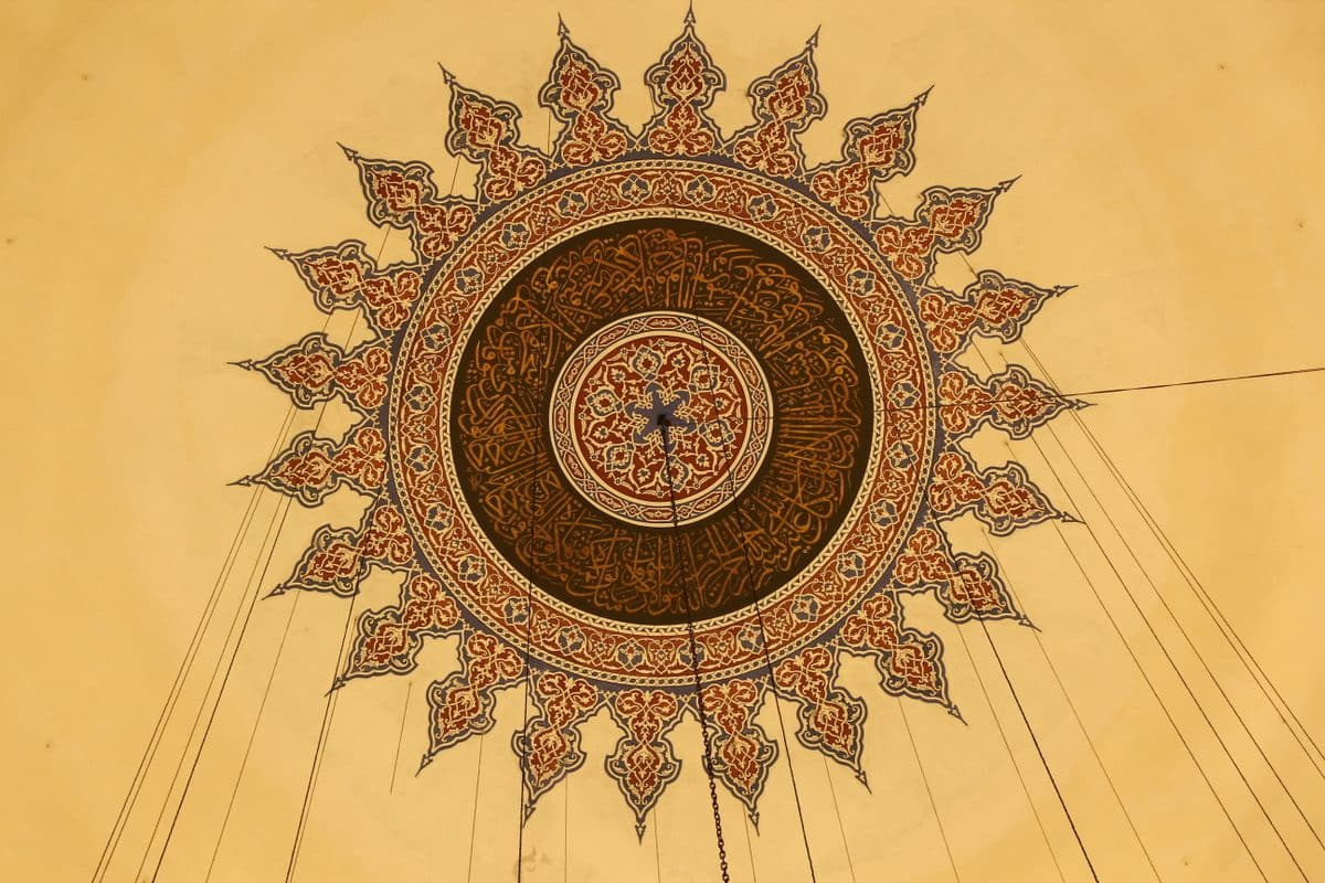 Karya seni geometris bernuansa simetris di langit-langit arsitektur Islam