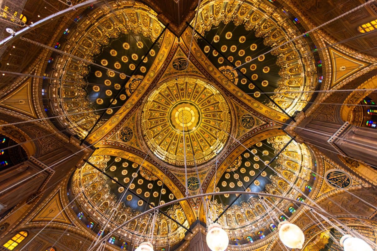 Detail ukiran ornamen kubah keemasan bersejarah bernuansa peradaban Islam