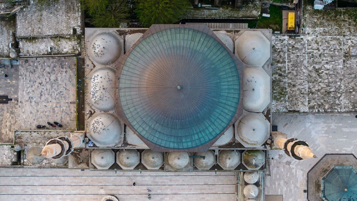 Arsitektur masjid megah dengan kubah dan deretan menara yang kokoh