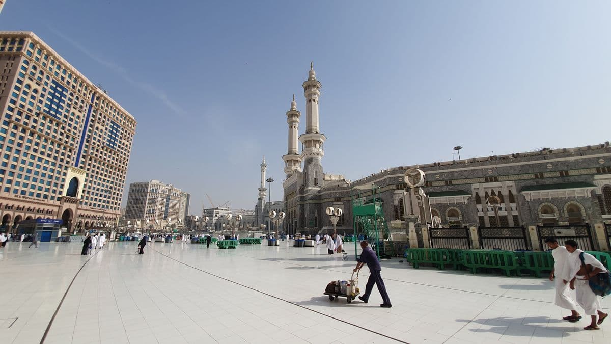 Panorama keindahan Masjidil Haram dengan menara-menara megah di Makkah
