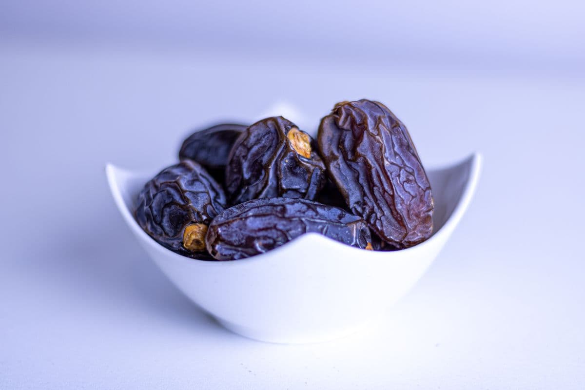 Sajian kurma manis berkualitas di dalam mangkuk putih untuk oleh-oleh