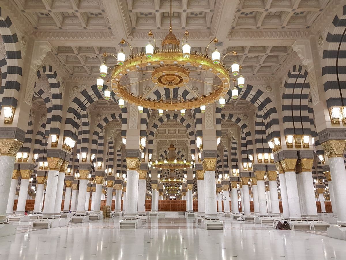Suasana syahdu dan pilar-pilar berornamen emas di dalam Masjid Nabawi Madinah