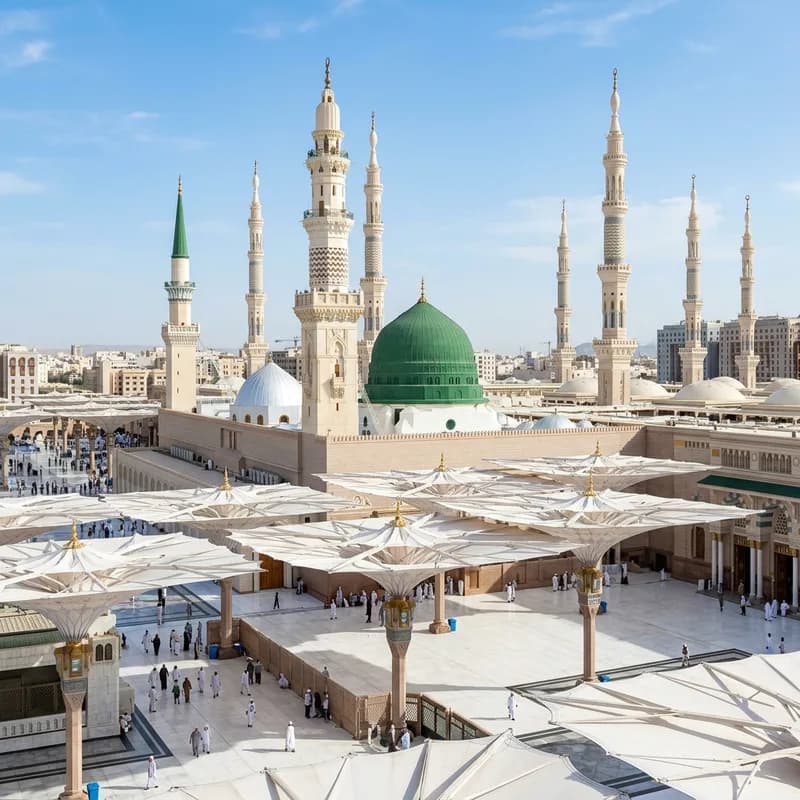 Al-Quran terbuka di area masjid sebagai ilustrasi kekhusyuan ibadah umrah