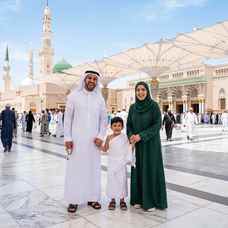 Keluarga bersama anak di area Masjid Nabawi sebagai ilustrasi umroh dengan anak kecil