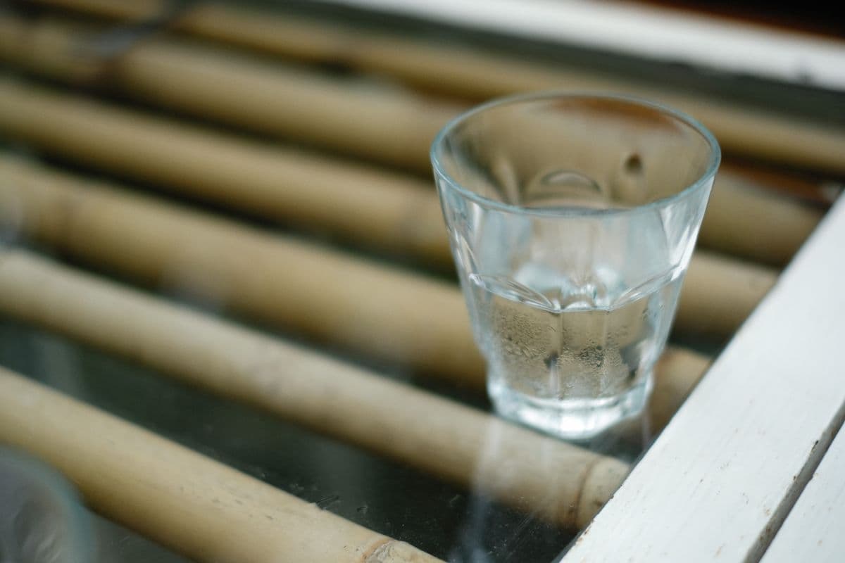 Gelas bening berisi air jernih segar melambangkan kemurnian air zamzam