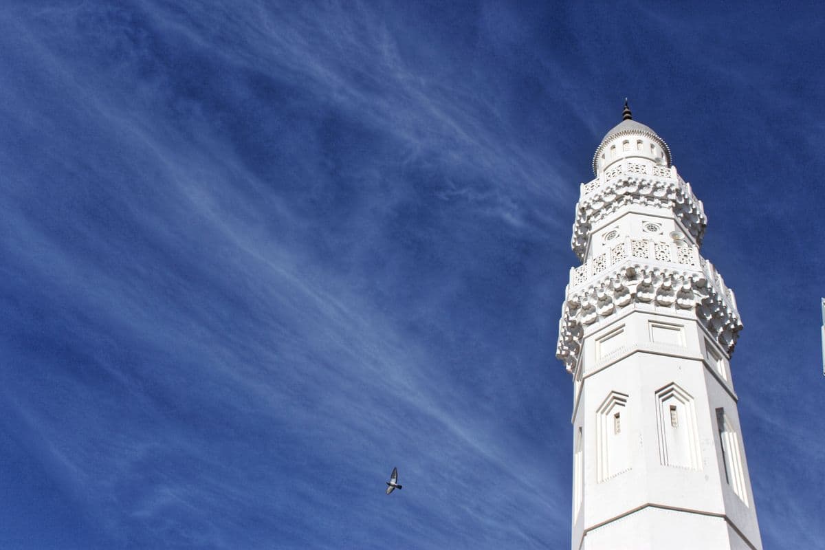 Kemegahan Masjid Quba di Madinah berlatar langit biru cerah