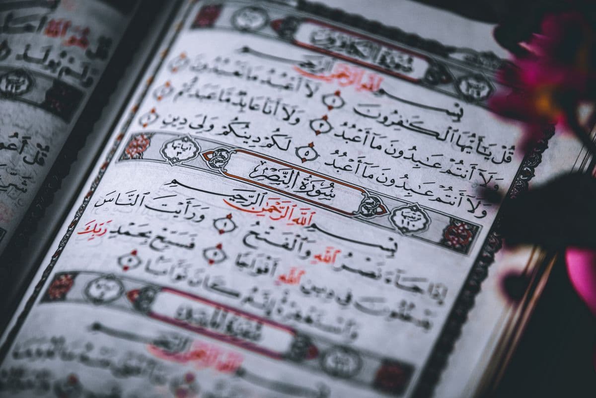 Mushaf Al-Quran dengan lembaran ayat suci untuk menjaga ketakwaan pasca ibadah umroh