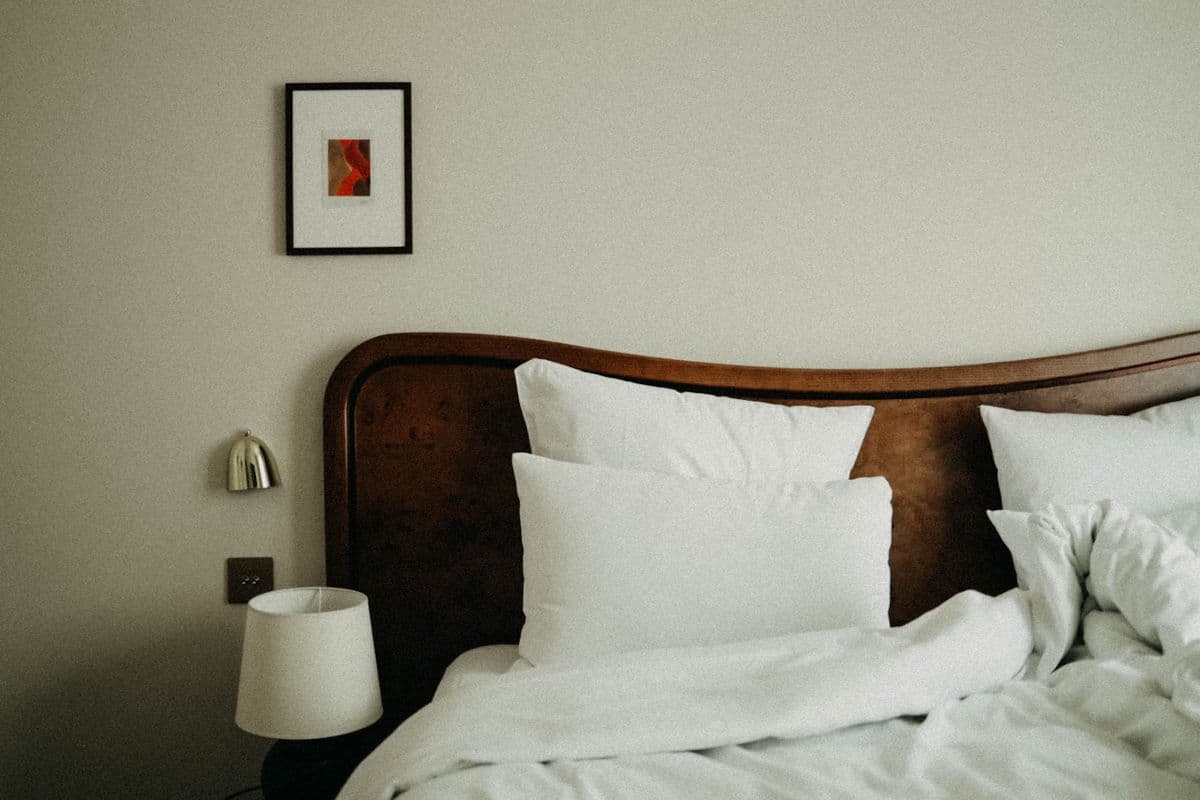 Suasana kamar hotel keluarga yang tenang dan tertata apik untuk istirahat bersama