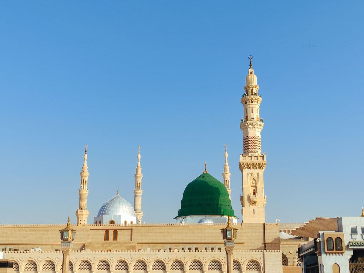 Pemandangan kubah hijau dan menara Masjid Nabawi di Madinah Al-Munawwarah
