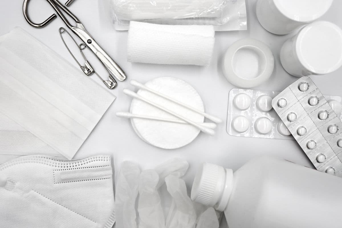 Perlengkapan medis P3K termasuk obat batuk dan masker kesehatan.