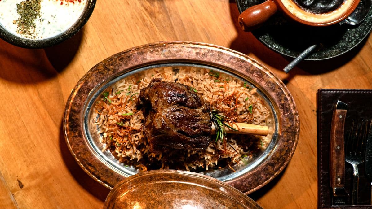 Hidangan daging domba bakar di atas nasi basmati khas kuliner Timur Tengah