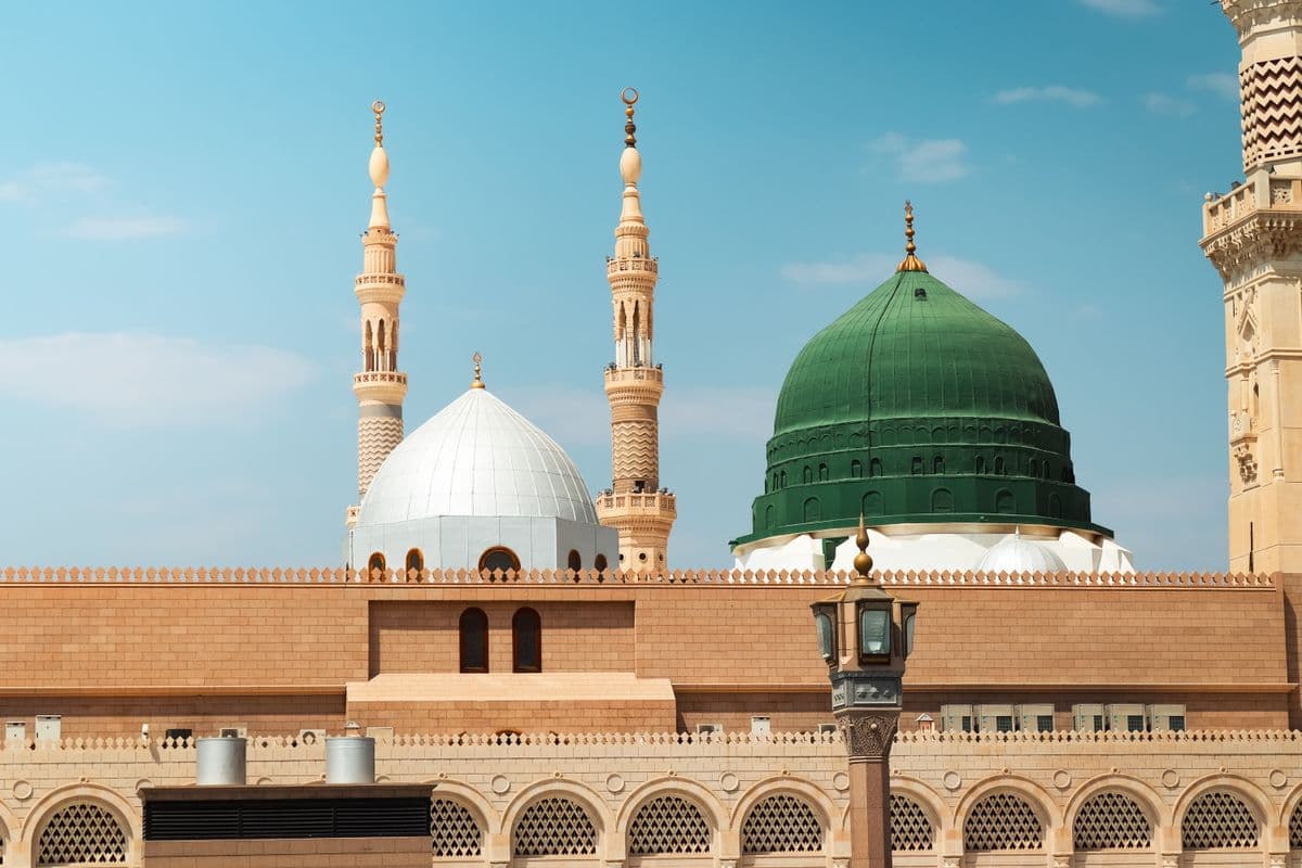 Pemandangan damai pelataran Masjid Nabawi Madinah yang ramah dan aman bagi jamaah wanita