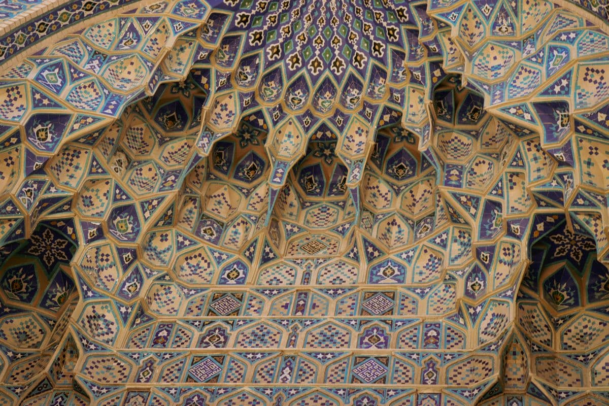 Ornamen geometris kubah arsitektur Islam yang melambangkan kesempurnaan ibadah tawaf