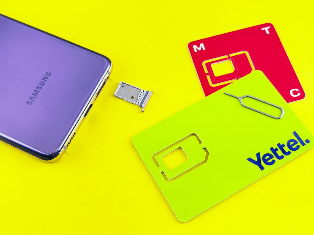 Slot kartu SIM smartphone dan pin ejector untuk aktivasi paket internet roaming umroh