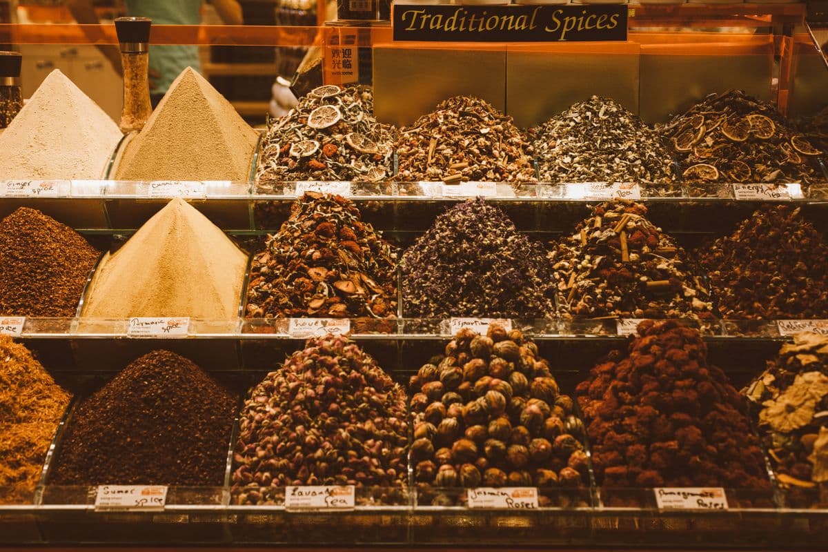 Pajangan rempah-rempah tradisional dan teh herbal di dalam wadah toko