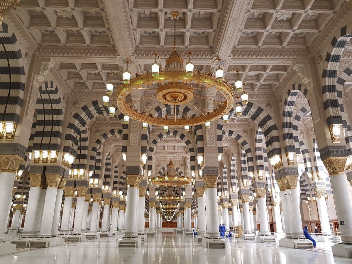Detail ornamen kaligrafi dan mihrab indah di kawasan Raudhah Masjid Nabawi