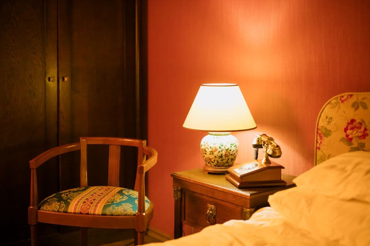 Kamar hotel tenang dengan perabot ramah lansia untuk kenyamanan istirahat maksimal