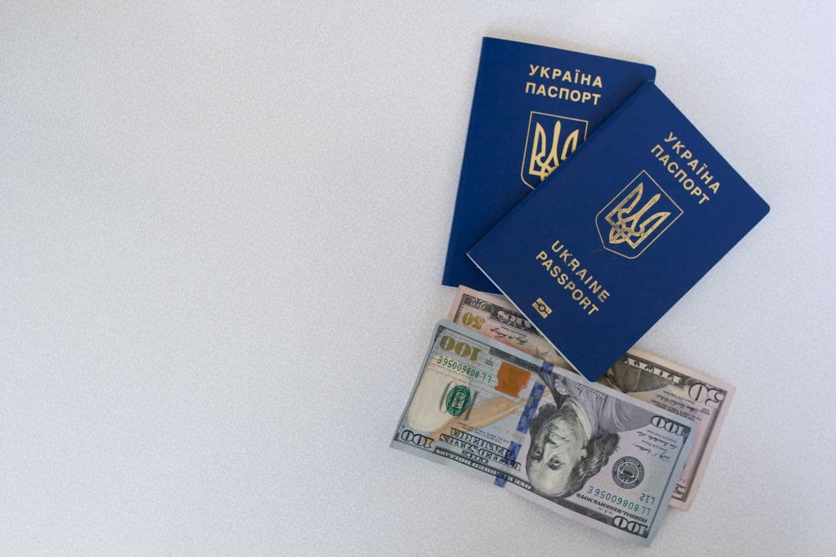 Paspor dan lembaran uang dolar sebagai syarat dokumen penting dan estimasi biaya umroh.
